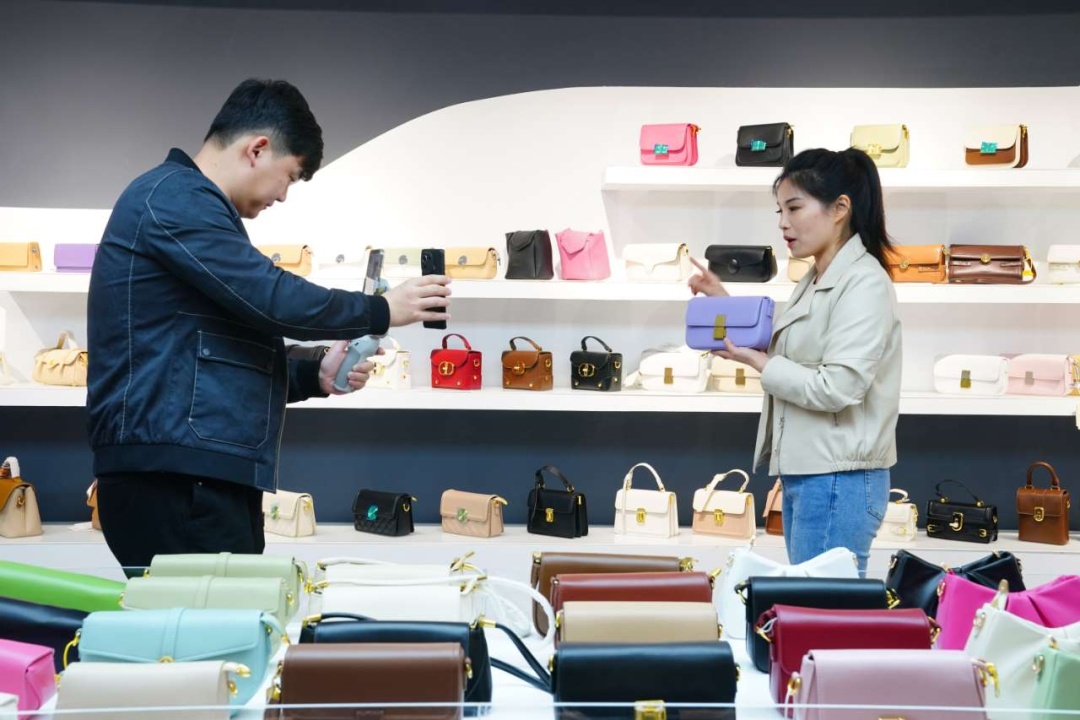 快遞業(yè)再創(chuàng)新高 全國業(yè)務(wù)量突破400億件，針紡織品銷售成亮點(diǎn)